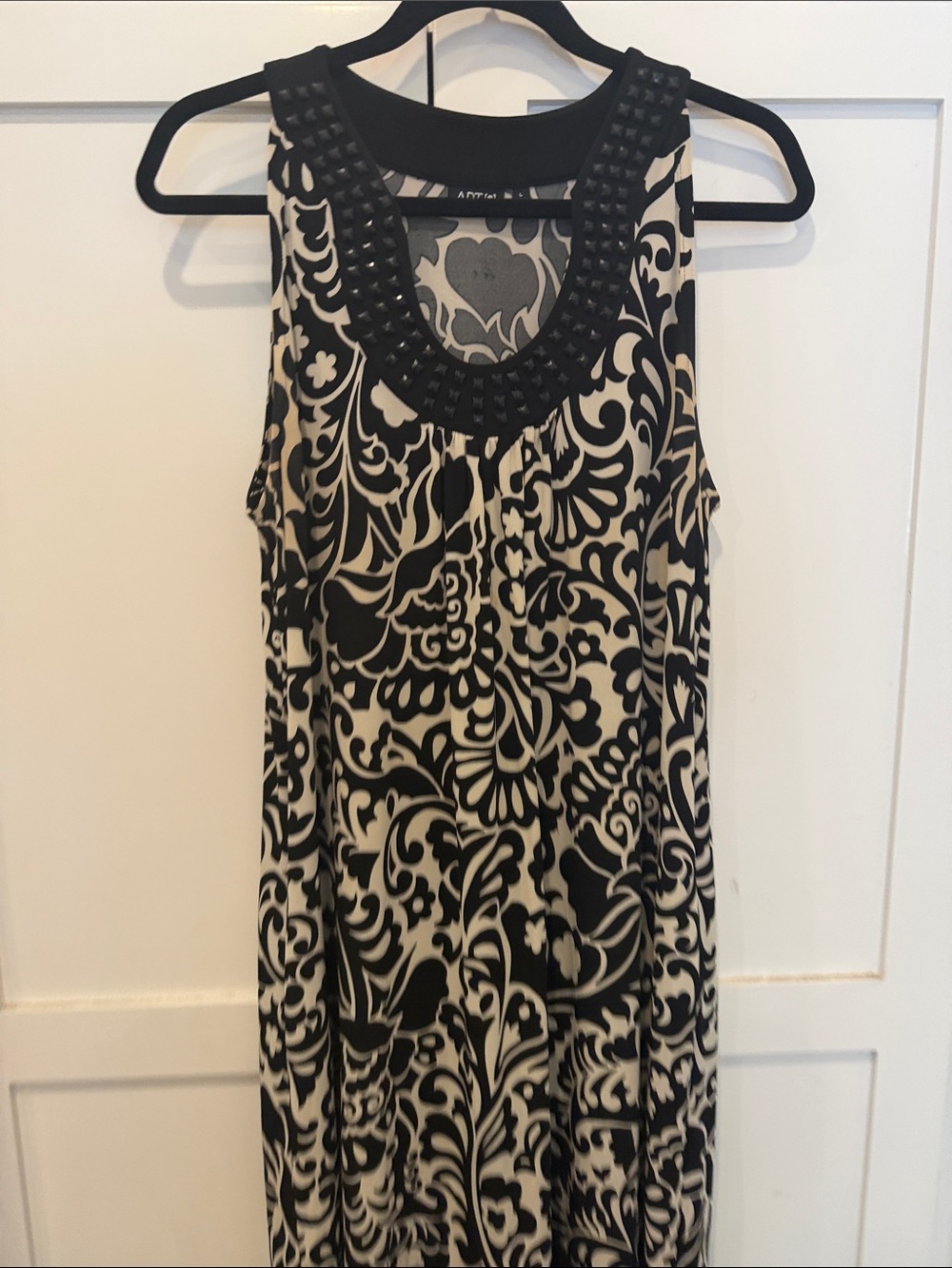 Apt. 9 Black & Cream Sleeveless Tank with Studded Scoop Neck